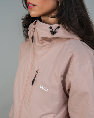 BUSI Core Jacket Dusty Pink snowboard and ski jacket, chest logo close-up