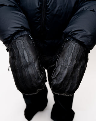 BUSI Skeleton Gloves Black snowboard and ski gloves, close-up on model